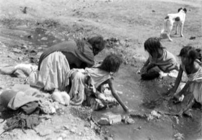 Mujeres lavan en un arroyo del Valle del Mezquital