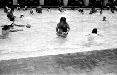 Bañistas en una laberca