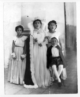 Mujer porta corona con cetro, acompañada de muchachas y niño, retrato de grupo