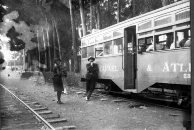 Personas junto a tren con pasajeros perteneciente a San Rafael