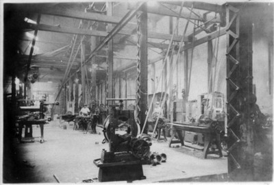 Obreros en un taller de herrería en San Rafael
