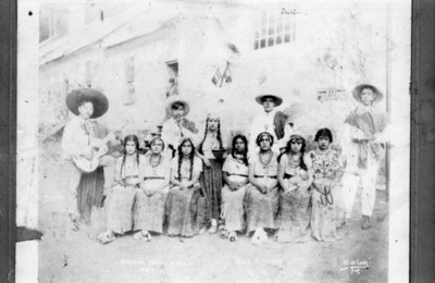 Hombres y mujeres celebran las fiestas patrias, retrato de grupo