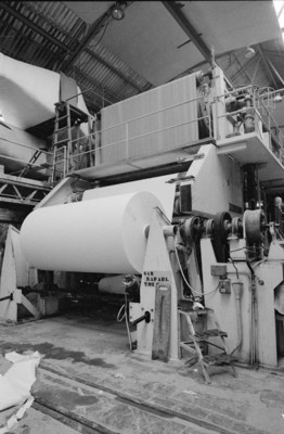 Máquina bobinadora de papel en la fábrica San Rafael