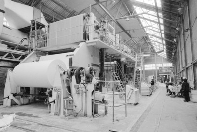 Obreros y maquinaria en la fábrica de papel San Rafael