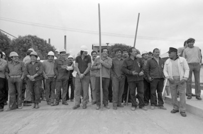 Trabajadores, con garrochas y cascos, retrato de grupo