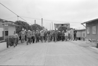 Obreros caminan en instalaciones de la fábrica de papel San Rafael