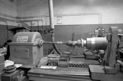 Maquinaria para cortar madera, vista interior de la fábrica