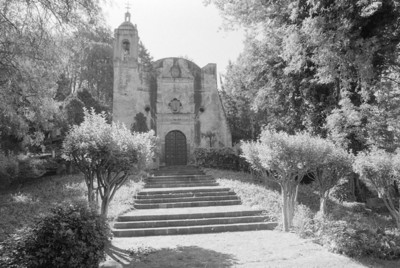 Iglesia, atrio y escaleras, vista frontal