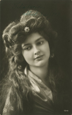Mujer con el rostro inclinado a la izquierda, retrato, tarjeta postal