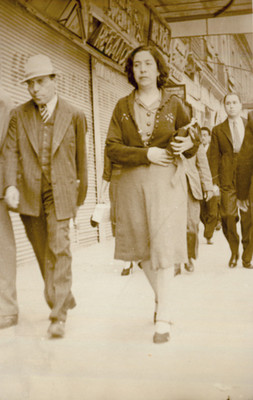 Retrato de una mujer a su paso por una calle