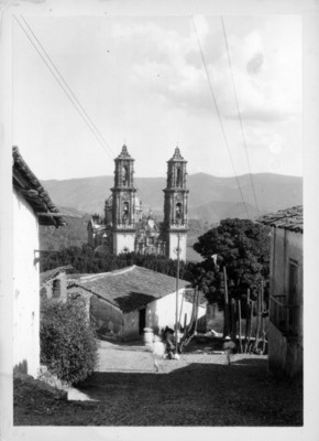 Calle e iglesia de Santa Prisca