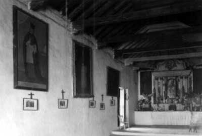 Pinturas y altar religioso, vista parcial