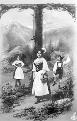 Mujer y niños en los Alpes, tarjeta postal
