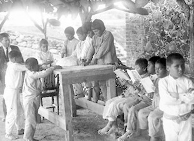 Niños indígenas en escuela rural