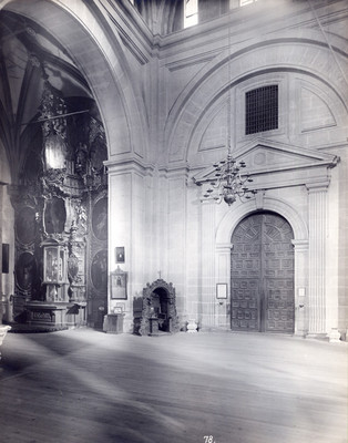 Puerta de la sacristía y capilla de las reliquias