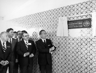 El presidente Díaz Ordaz devela la placa inaugural de obras en Cd. Acuña