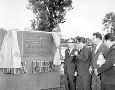 Develación de la placa inaugural por el presidente Gustavo Díaz Ordaz de la carretera Zamora la Barca en el Estado de Michoacán