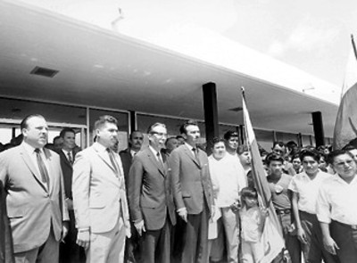 Miembros del Instituto Nacional de la Juventud Mexicana dan la bienvenida al presidente Díaz Ordaz durante su visita a Campeche