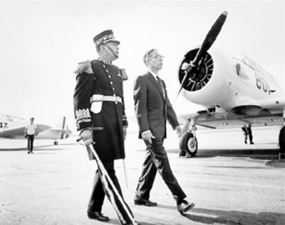 Primer mandatario Díaz Ordaz en la base aérea militar de Zapopan acompañado de un cadete militar