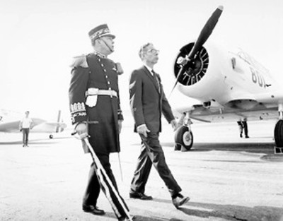Primer mandatario Gustavo Díaz Ordaz en la base aérea militar de Zapopan, acompañado de un cadete militar
