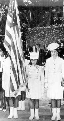 Niñas forman escolta de bandera estadounidense durante ceremonia pública