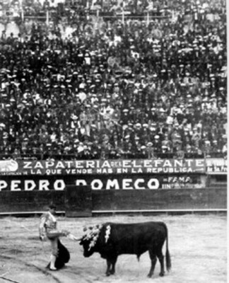 Rodolfo Gaona realiza una de sus desplantes ante el toro