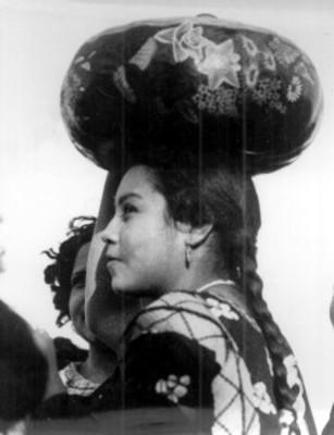 Mujer zapoteca con cántaro sobre l cabeza, retrato