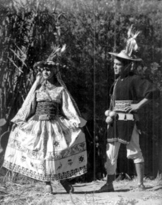 Pareja con traje de huichol, retrato