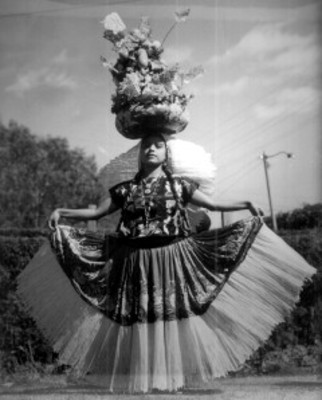 Mujer zapoteca con florero en la cabeza, retrato