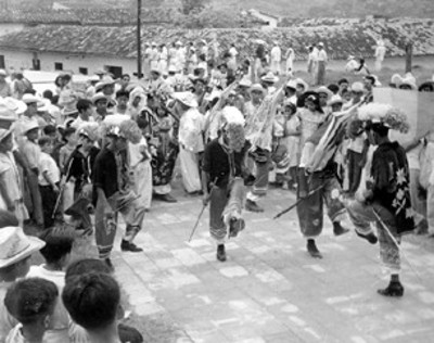 Adolescentes y niños interpretan danza totonaca
