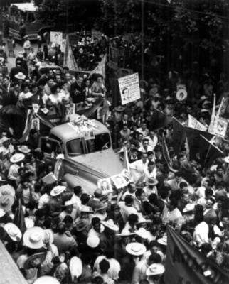 Adolfo López Mateos en un camión con varias mujeres realiza gira electoral por 