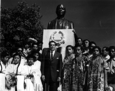 Adolfo López Mateos y gente realizan guardia de honor ante el monumento a Juárez