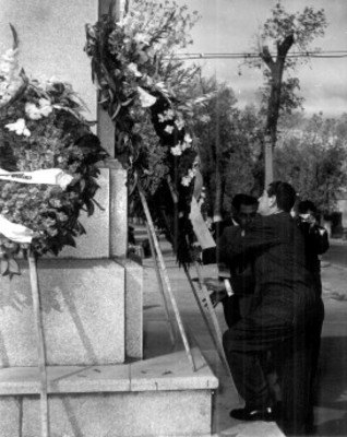 Adolfo López Mateos coloca arreglo floral en un monumento