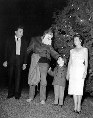 Familia con Santa Claus cerca de un árbol de navidad, retrato