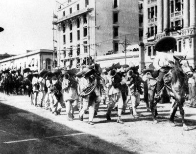 Banda de música del ejército del sur avanza por la avenida Juárez