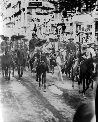 Francisco Villa y Emiliano Zapata a su paso por la avenida de San Francisco