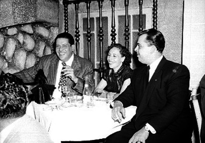 Panseco acompañado por una pareja conviviendo en la mesa de un restaurante