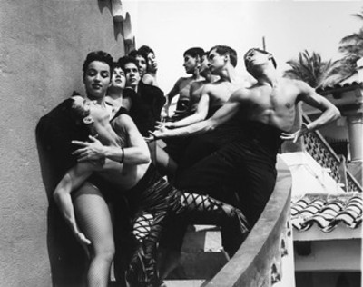Integrantes del ballet de Columbia en una escalera, retrato de grupo