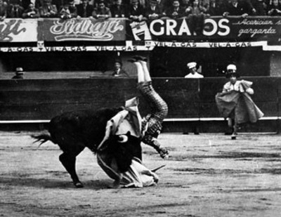 Alberto Balderas recibe una carnada de un toro