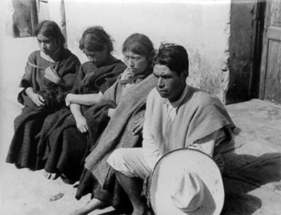 Indígenas sentados en una calle, retrato