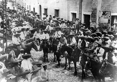 Emiliano Zapata al frente de sus tropas frente a cuartel