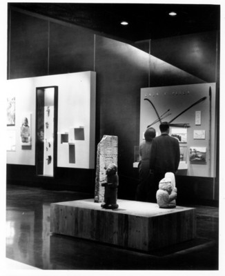 Personas observan piezas de la sala de prehistoria del Museo Nacional de Antropología