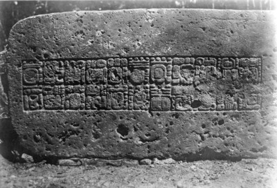 Lapida con glifos en bajo relieve de estilo Maya, reprografía