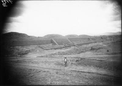 Panorámica de los trabajos de restauración en la Ciudadela de Teotihuacán, reprografía