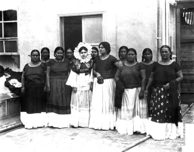 Tehuanas en un patio, retrato de grupo