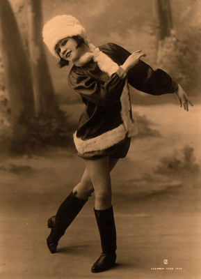 Issa Marcue con traje navideño, retrato