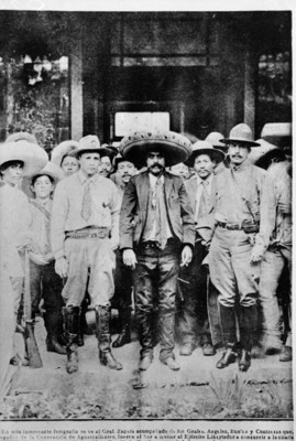 Emiliano Zapata en compañía de los delegados de la Convensión de Aguascalientes