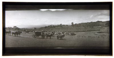 Jinetes y carretas en un llano, paisaje