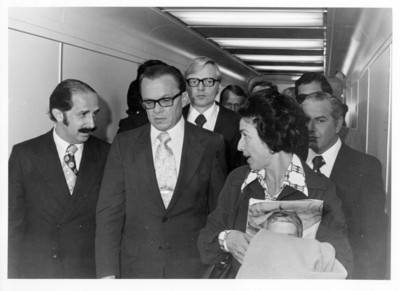 Emilio Rabasa junto a su esposa durante la llegada de Oskar Fisher