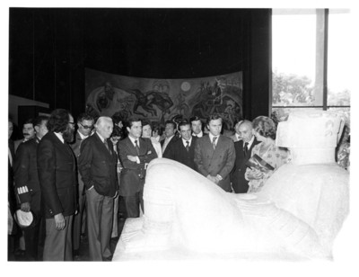 Adolfo Suárez y su esposa junto con comitiva de bienvenida, visita al Museo de Antropología